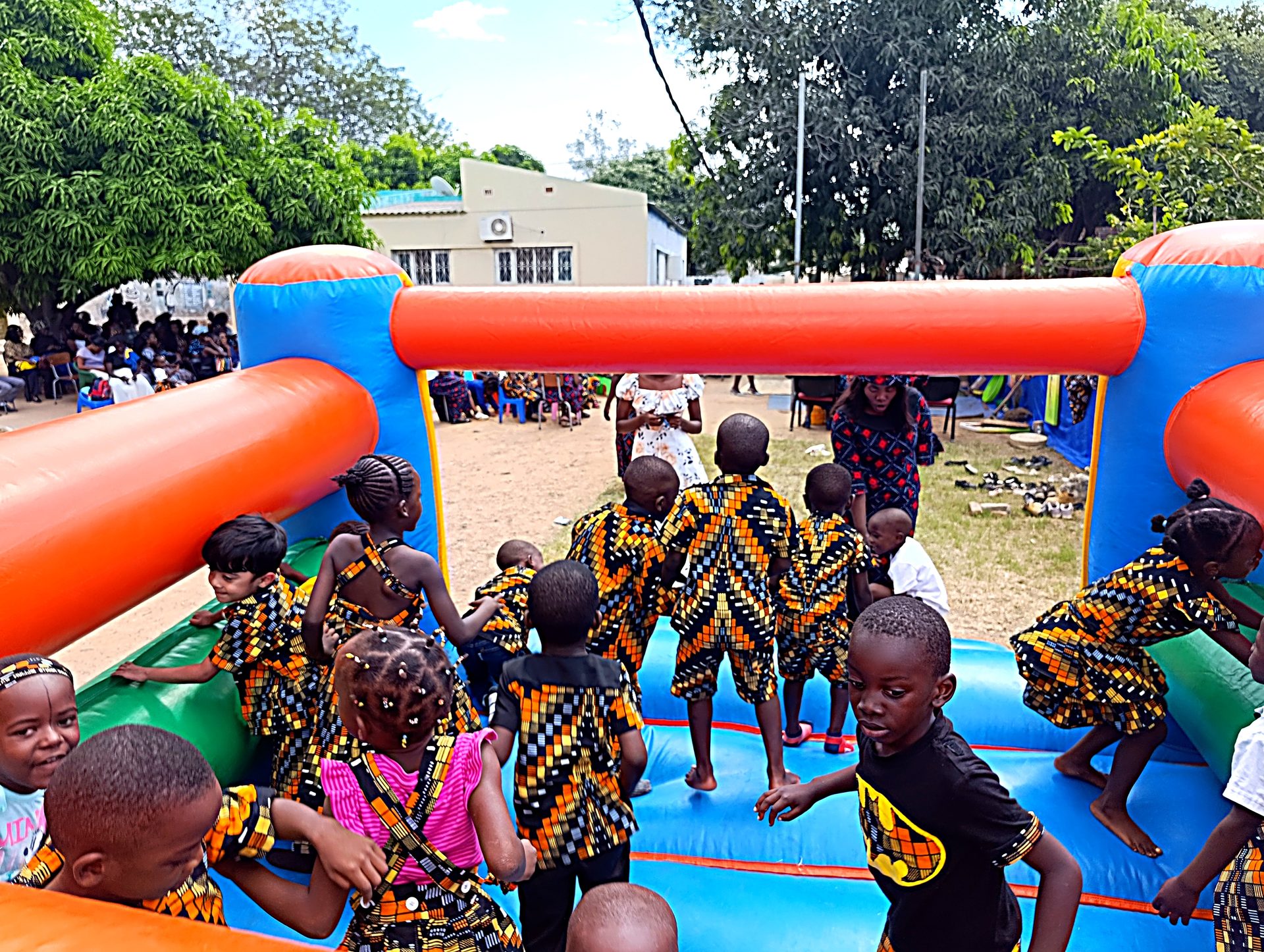 The jumping castle seen from above during a school celebration